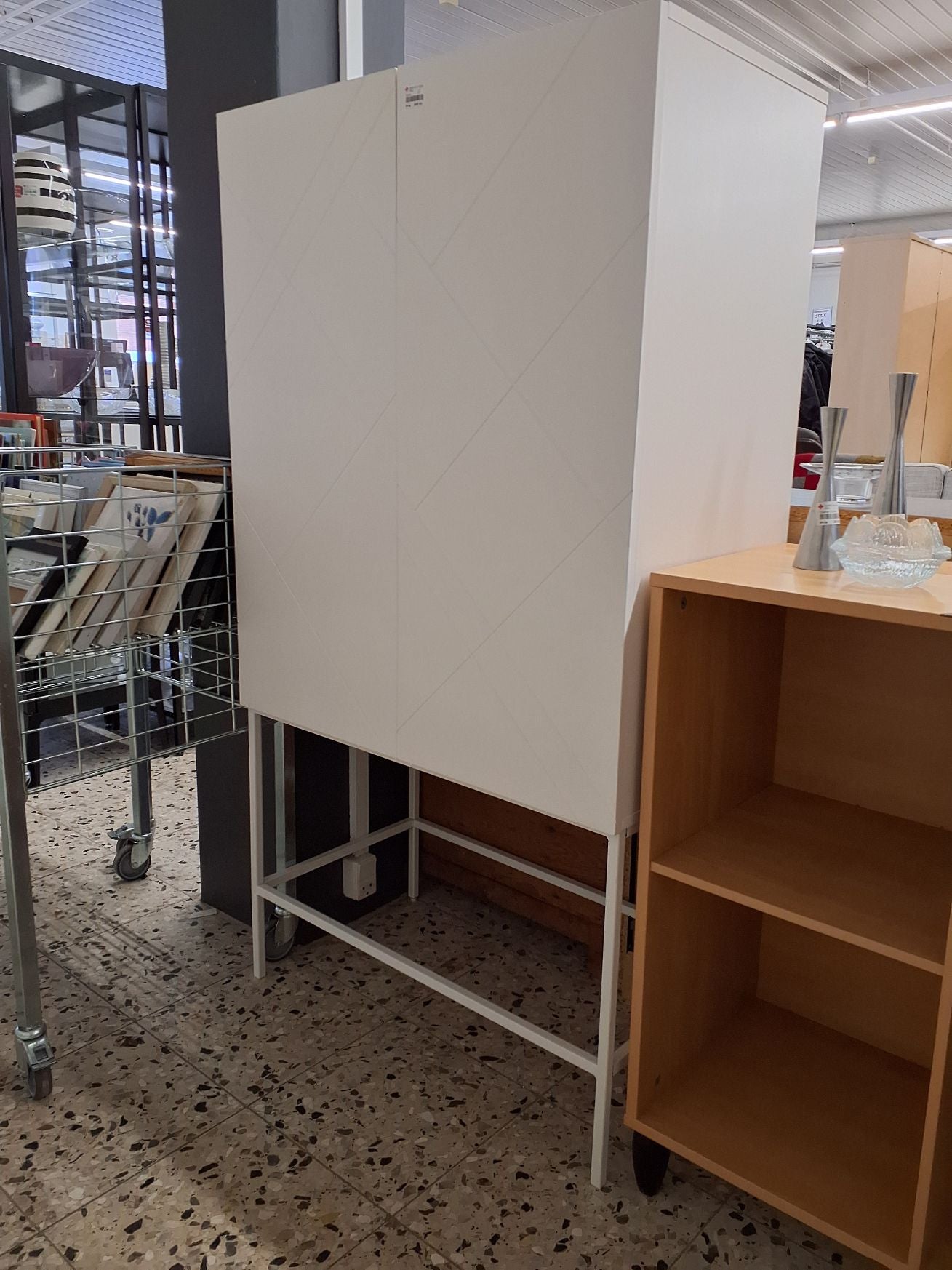 Skab med 4 flytbare hylde